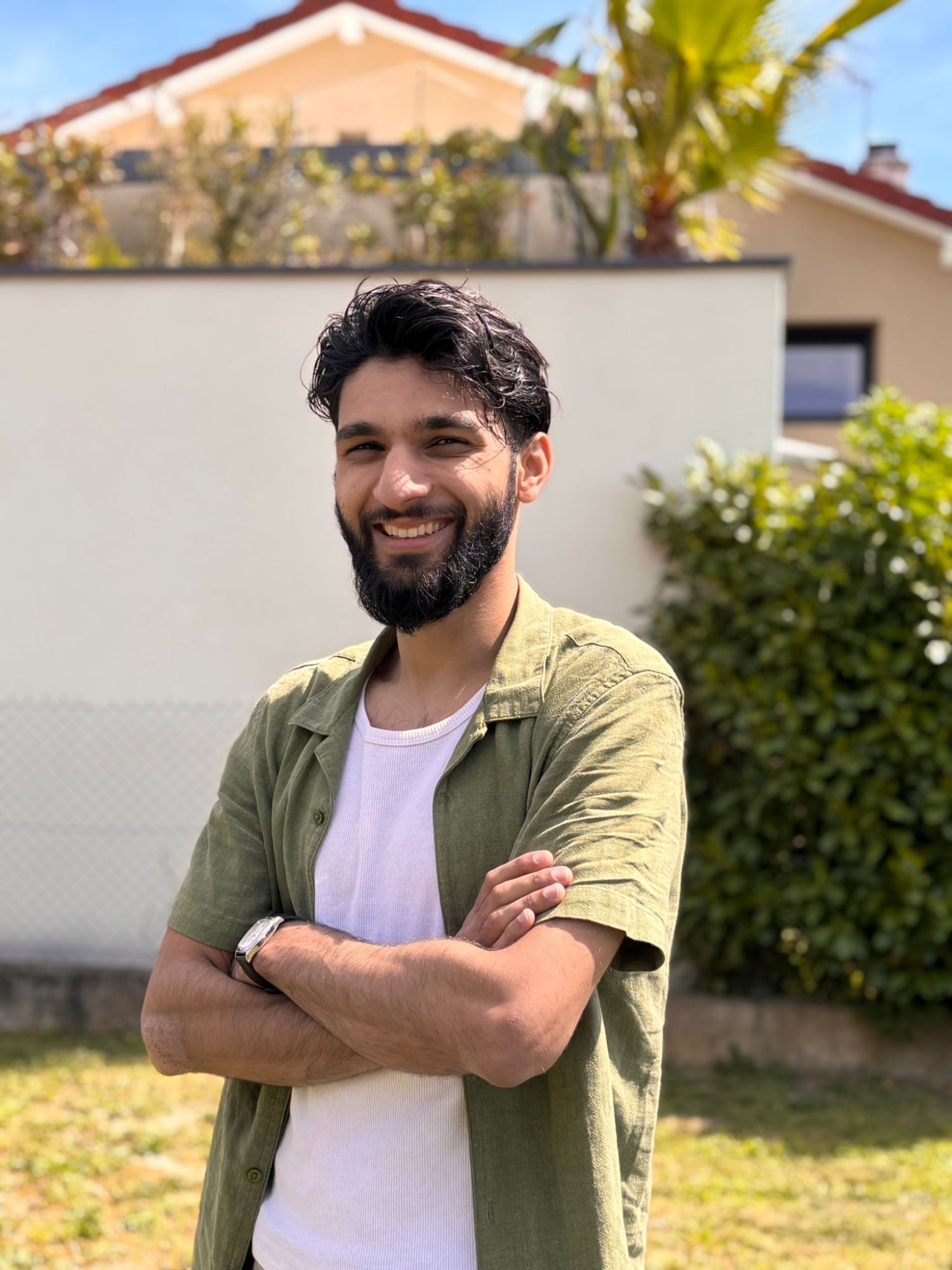 Portrait d'Ali Zaman, souriant, bras croisés